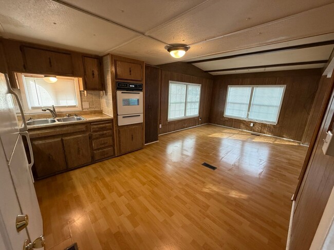 Building Photo - 2 Bedroom 1.5 Semi-Rural Mobile Home with ...