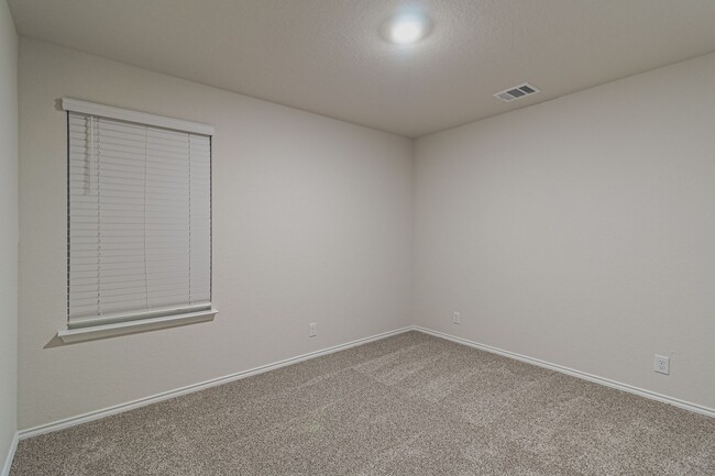 Building Photo - $300 OFF 1ST MONTH RENT IF YOU MOVE IN WIT...