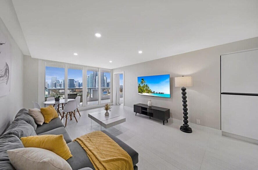 Building Photo - 1717 N Bayshore Dr