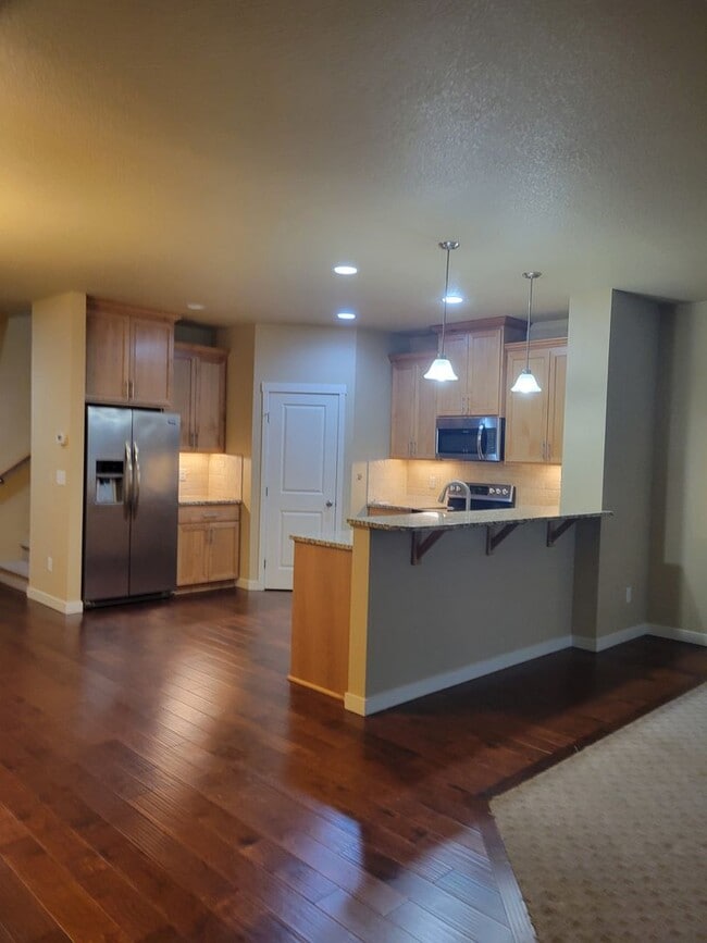 Building Photo - Beautiful Townhome in perfect location, only minutes from I-5