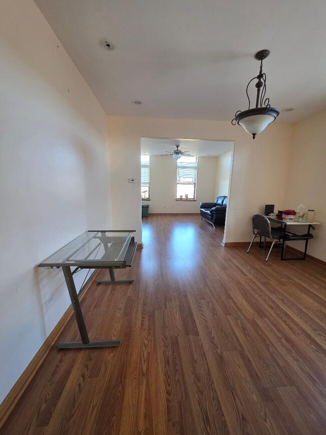 Building Photo - 2843 S Archer Ave