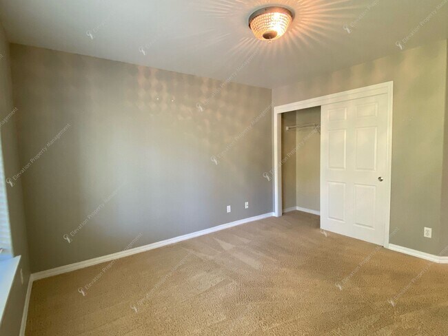 Building Photo - Spacious Corner Home in Prime SW Bend Loca...