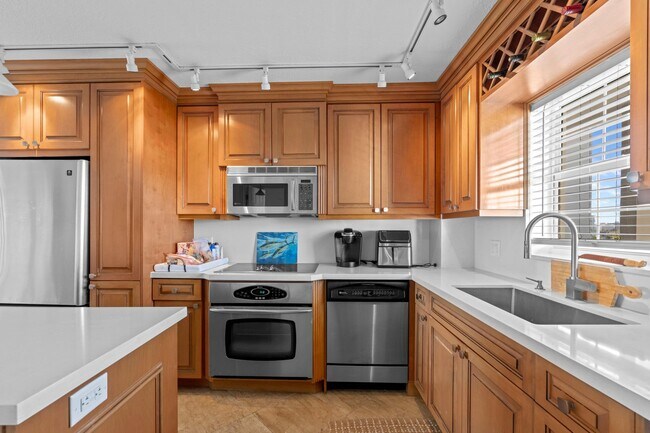 Building Photo - 140 NE 28th Ave