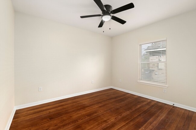 Building Photo - 102 E Val Verde St