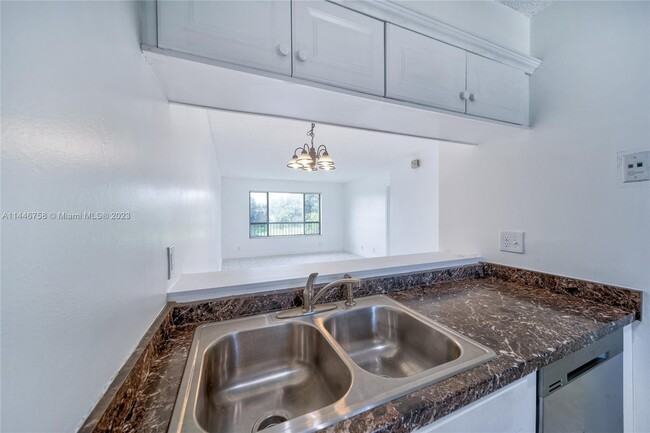 Building Photo - 9962 Twin Lakes Dr
