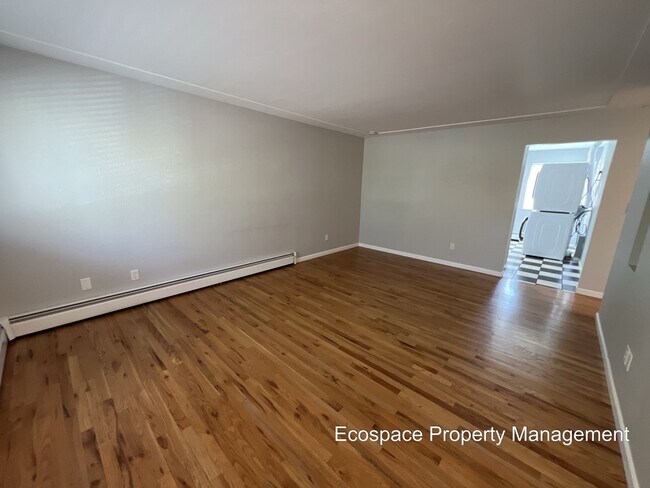 Building Photo - Bright & Beautiful 2-bedroom 1 Bath Across...