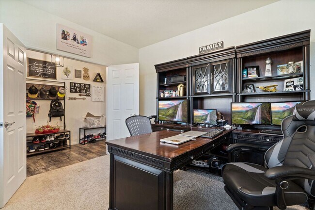 Building Photo - Beautiful 5 Bed Home in Raindance