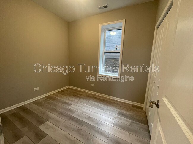 Building Photo - 2112 W 23rd Pl