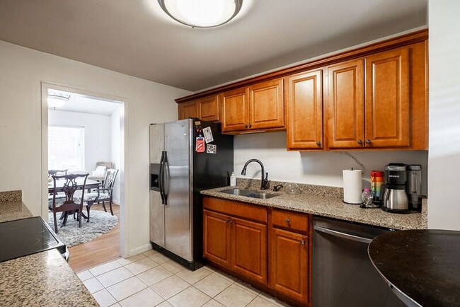 Building Photo - 250 Little St