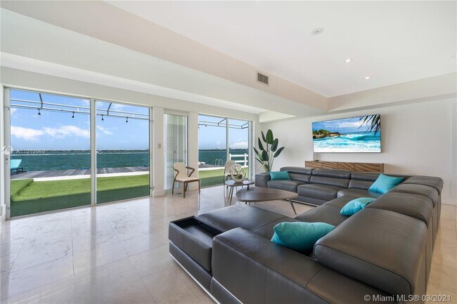 Building Photo - 1413 N Venetian Way