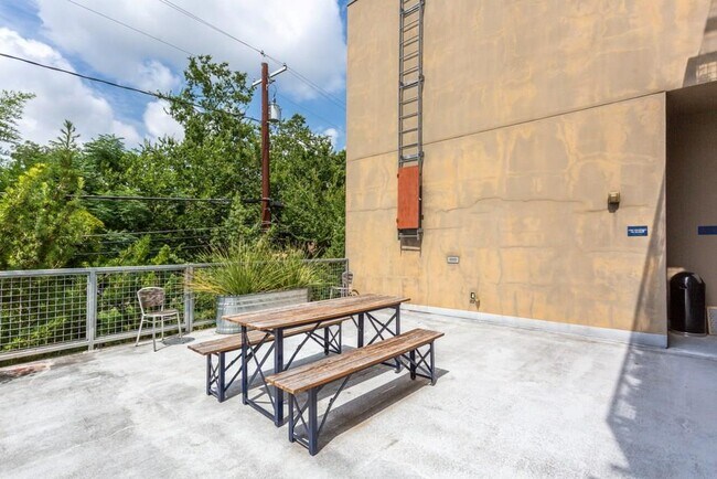 Building Photo - 1601 E Cesar Chavez St