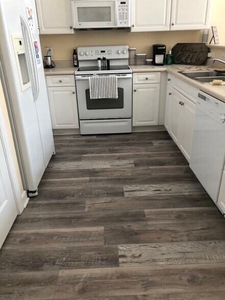 Building Photo - 323 Monlandil Dr