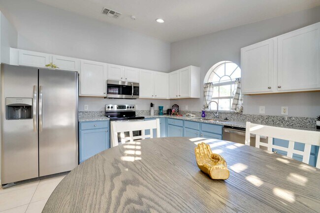 Building Photo - 532 Viola Dr