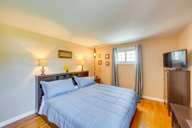 Building Photo - 25 Meadow View Dr