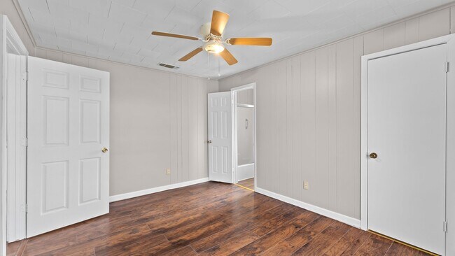 Building Photo - Cute home in New Boston