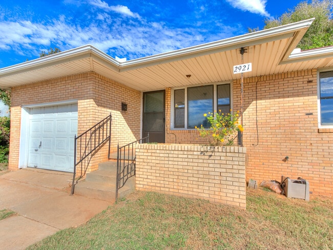 Building Photo - 2921 NE 17th Ave