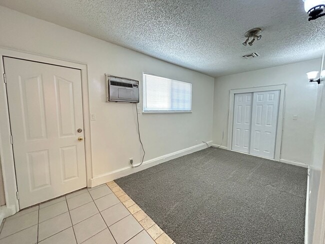 Building Photo - Single Story Home 5-Beds 2-Bath No HOA!