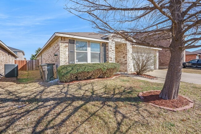 Building Photo - Beautifully Crafted 4-2-2 in Fort Worth!