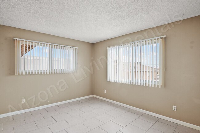 Building Photo - 703 Desert Glen Dr