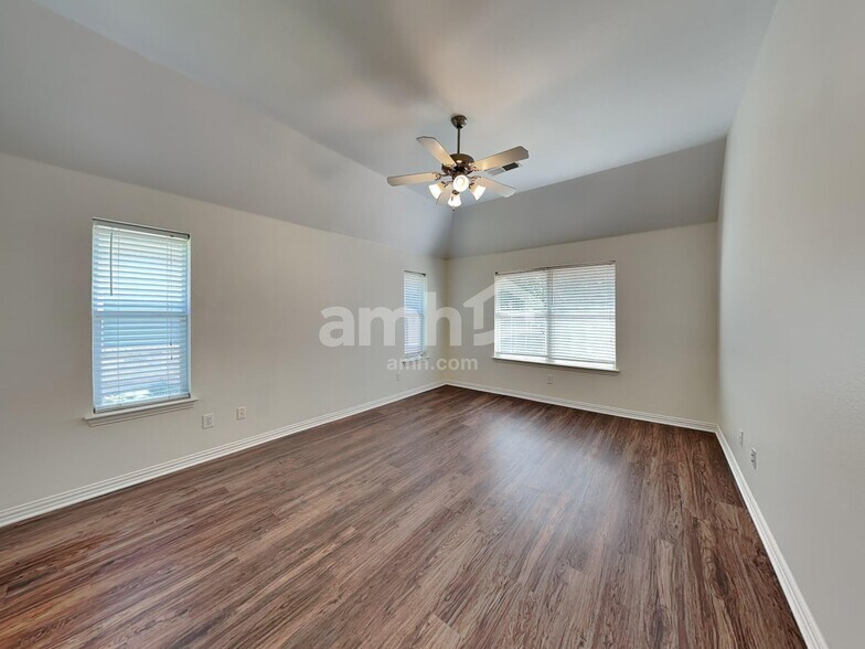 Building Photo - 3720 Drexel Dr