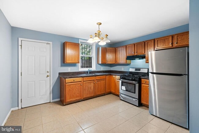 Building Photo - 2035 Watkins St