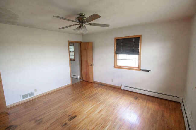 Building Photo - 1303 E Smiley Ln