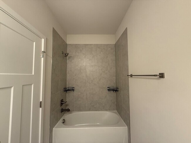 Building Photo - 772 Weller Dr