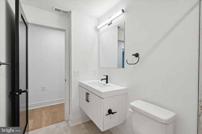 Building Photo - 1419 W Grange Ave