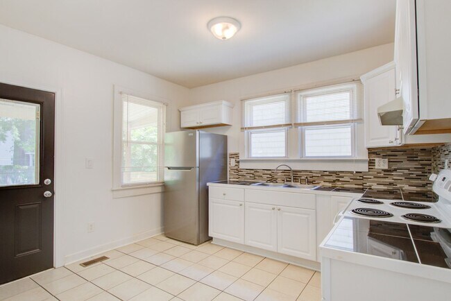 Building Photo - 6 Bed, 1.5 Bath Home in Granby School Dist...