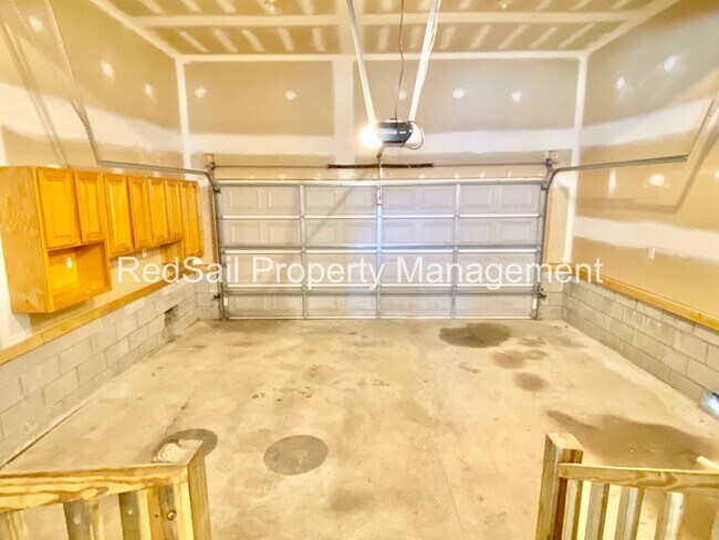Building Photo - Crowne Pointe home available!