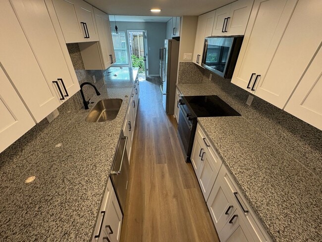 Building Photo - Newly Renovated 4 bed, 2.5 bath Townhome i...