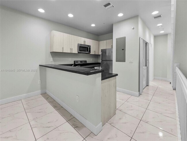 Building Photo - 850 SW 14th Ave