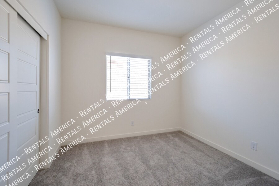 Building Photo - 614 E Diamond Dr