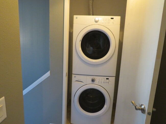 Building Photo - Juanita Townhome in Westwood Village ** 2bed/1.5 bath corner unit with Nice Private Backyard  $21...