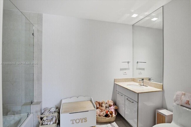 Building Photo - 801 Brickell Key Blvd