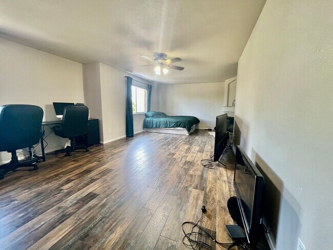 Building Photo - Beautifully Updated Home In Desirable Hend...