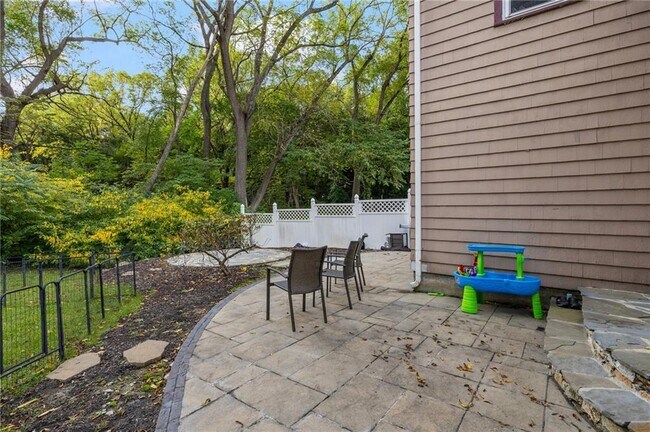 Building Photo - 61 School St