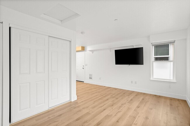 Building Photo - Cozy Studio Apartment in SE Portland w/ Laundry