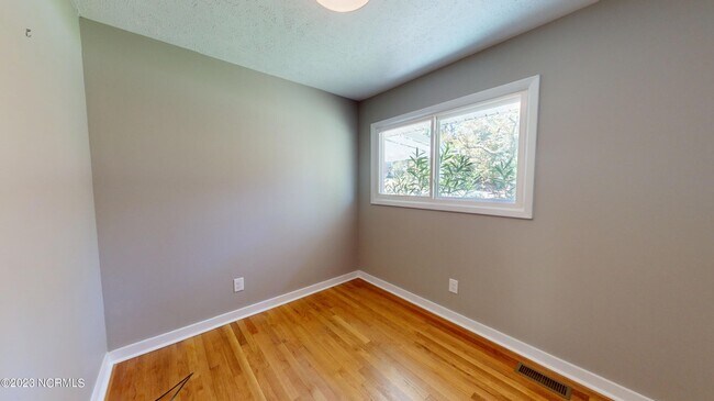 Building Photo - 505 W Rhode Island Ave