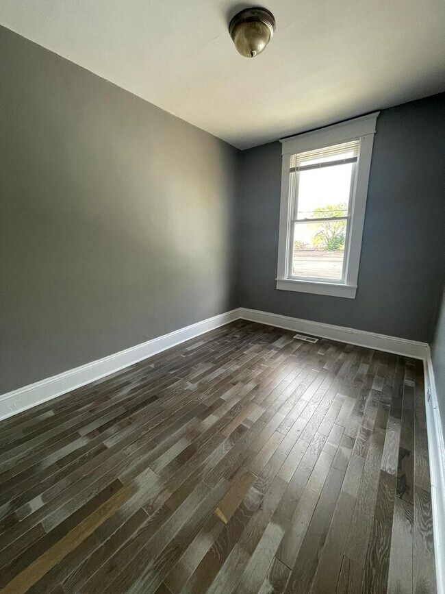 Building Photo - 2 Bedroom + Den Home with Porch, Fenced Yard, and Water Included on Barclay Street