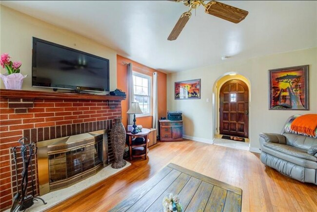 Building Photo - 10 Penn Dr