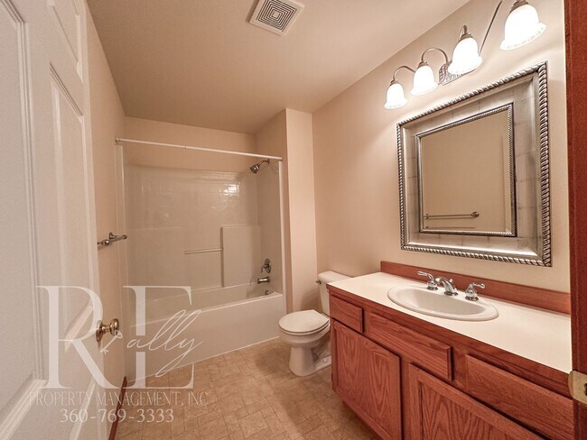 Building Photo - Fantastic Private Lakefront Rambler