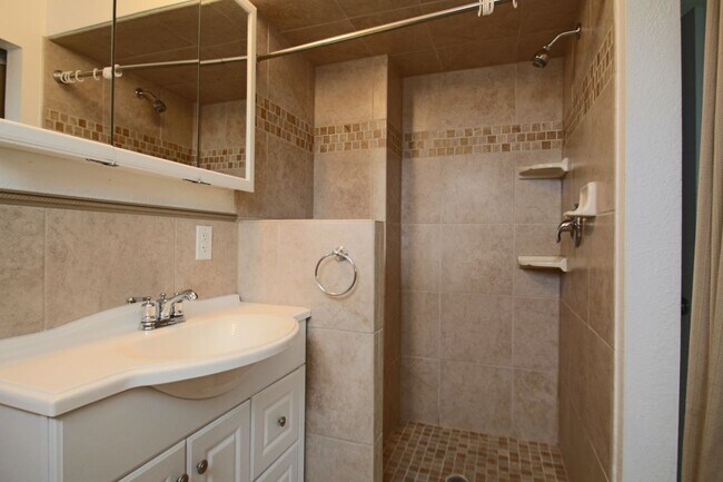 Building Photo - 2565 Willow Ln