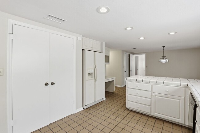 Building Photo - 4 Bedroom, 3 Bath House on 1 Acre in Fox Grove