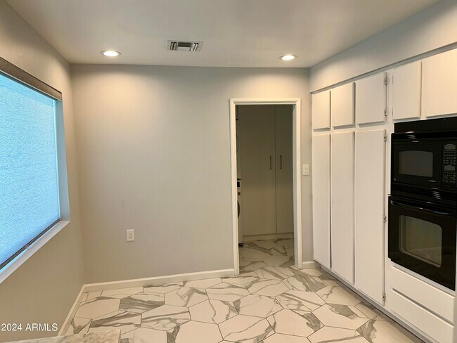 Building Photo - 5634 E Wilshire Dr