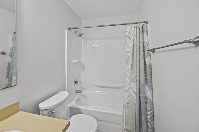 Building Photo - Charming Rental in Central Location