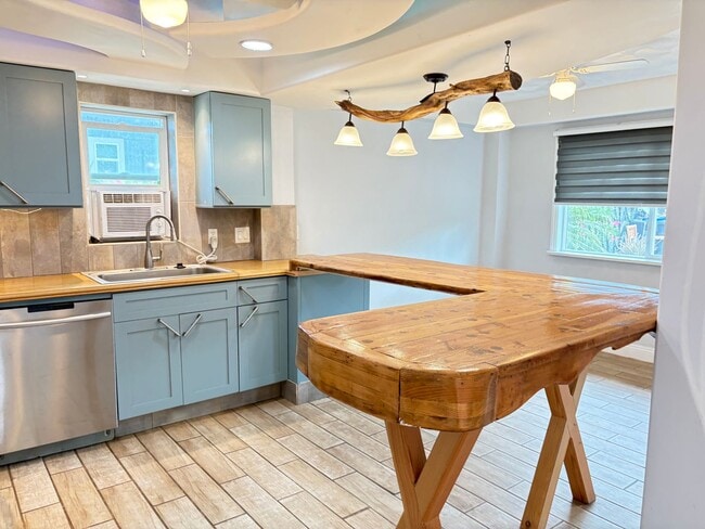 Building Photo - Three Bedroom Home