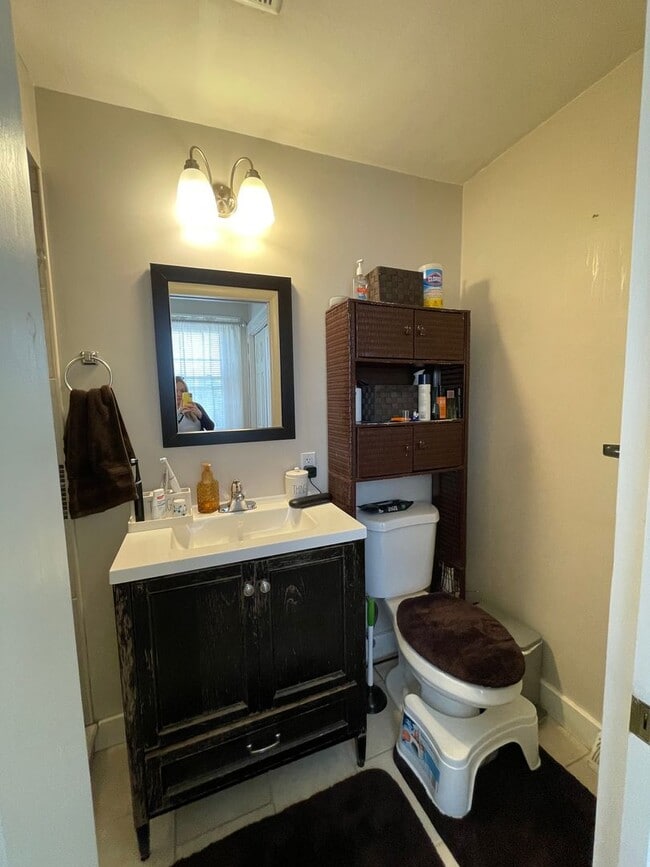 Building Photo - Spacious 3 Bedroom/2 Bathroom Home on Quie...