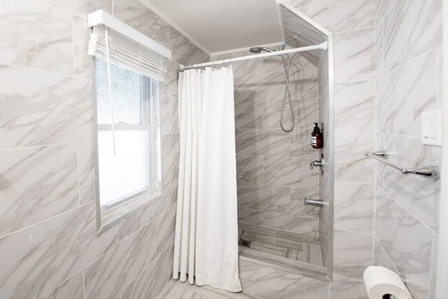 Building Photo - Beautiful 4BD Dutch Colonial Home in Harts...