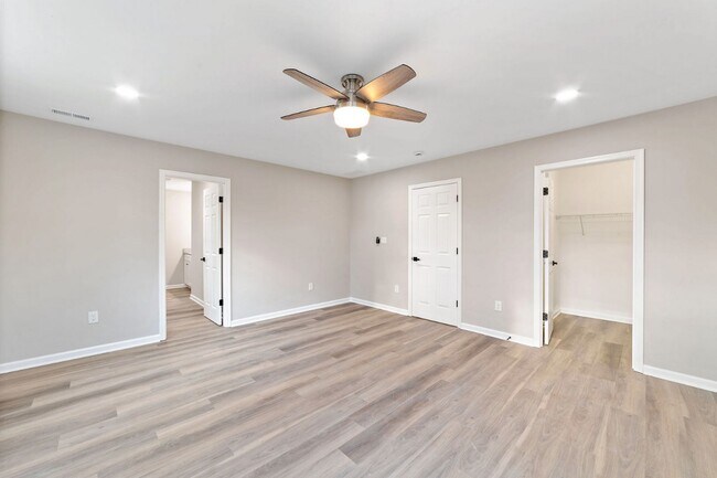 Building Photo - 447 Redwood Ave